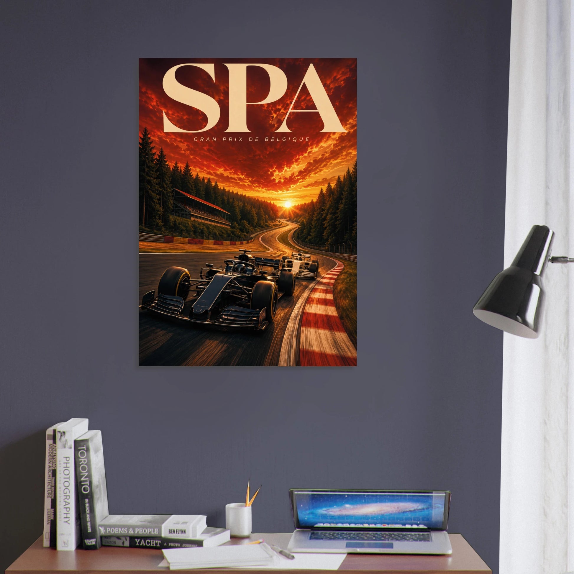 Poster Spa-Francorchamps F1 incorniciato, appeso alla parete di un ufficio moderno