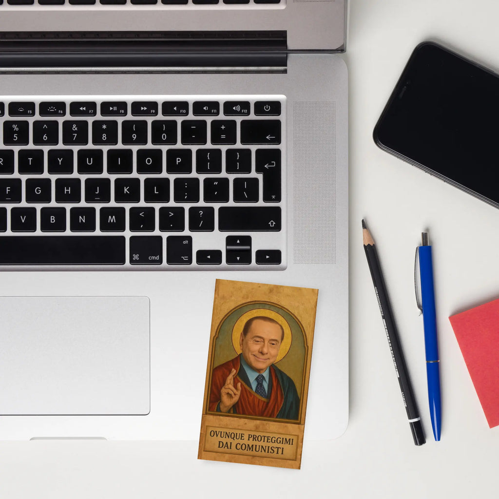 Mockup santino San Silvio di Arcore su scrivania — biglietto da collezione Berlusconi — ChicGallery