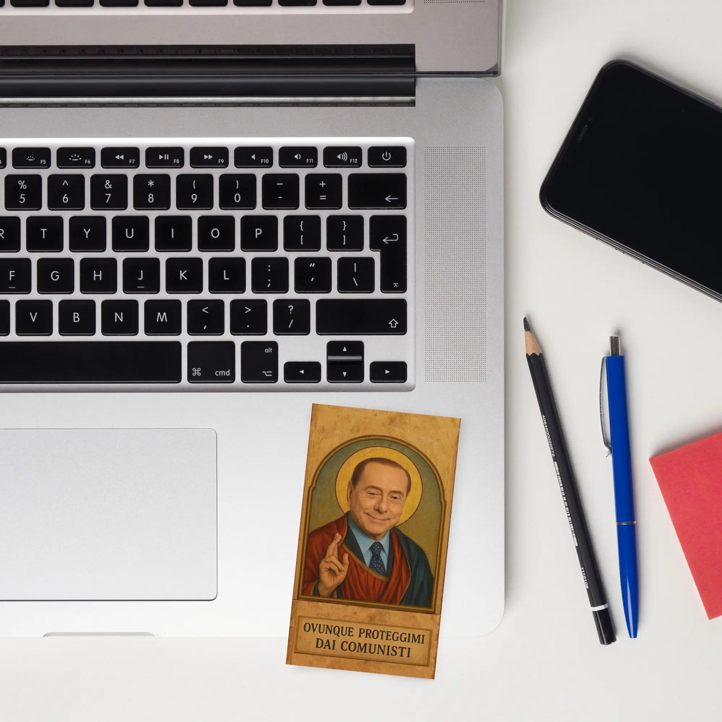 Mockup santino San Silvio di Arcore su scrivania — biglietto da collezione Berlusconi — ChicGallery