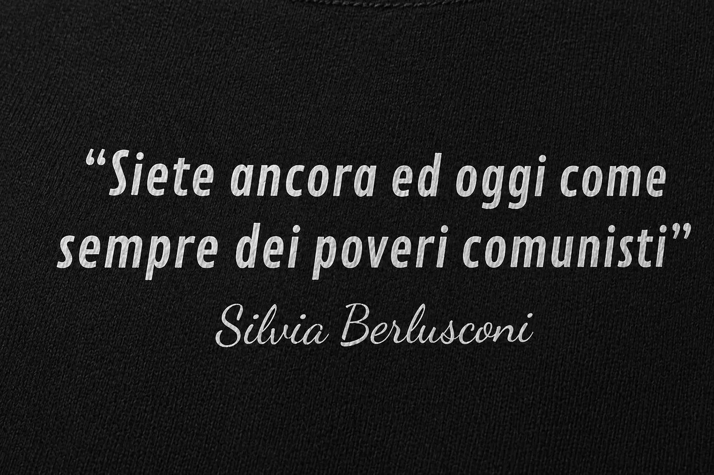 Dettaglio stampa t-shirt nera — citazione "Poveri Comunisti" Silvio Berlusconi in font elegante — ChicGallery