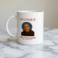 Tazza in ceramica bianca con illustrazione satirica di Silvio Berlusconi in veste di santo con aureola, idea regalo divertente e iconica – Chic Gallery.