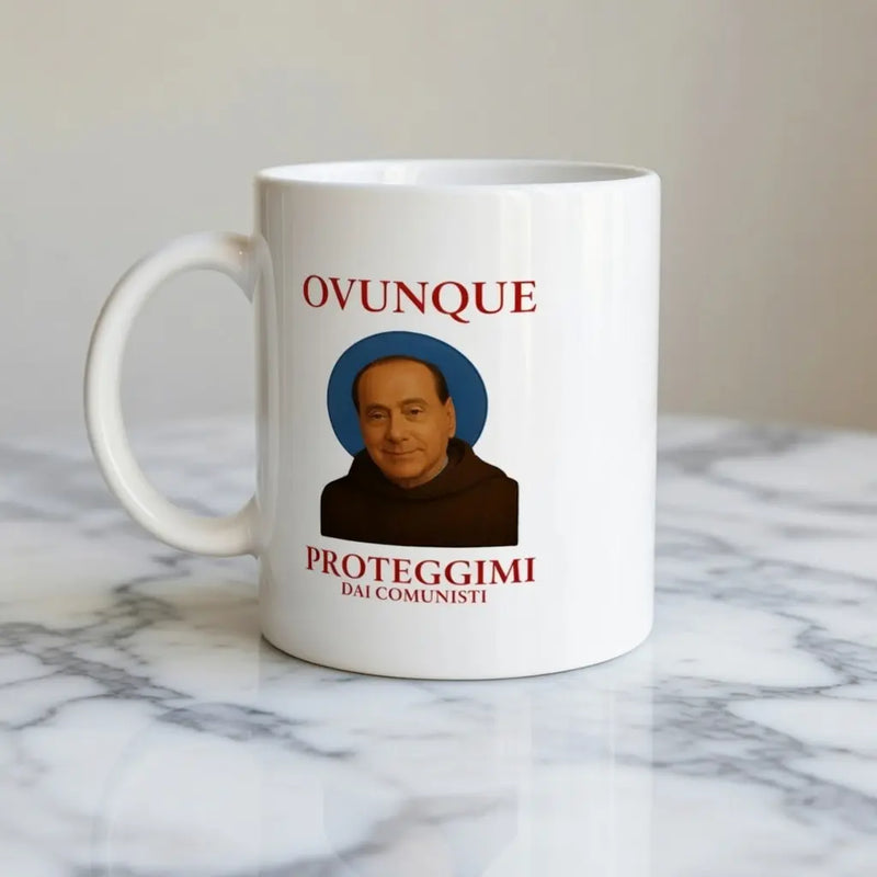 Tazza in ceramica bianca con illustrazione satirica di Silvio Berlusconi in veste di santo con aureola, idea regalo divertente e iconica – Chic Gallery.