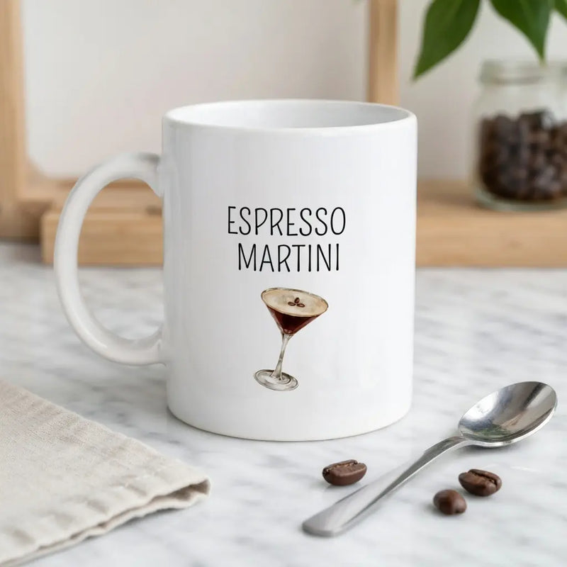 Tazza in ceramica bianca con grafica minimale 'The Espresso Martini', ideale per amanti dei cocktail al caffè e come idea regalo trendy per l'ufficio – Chic Gallery.