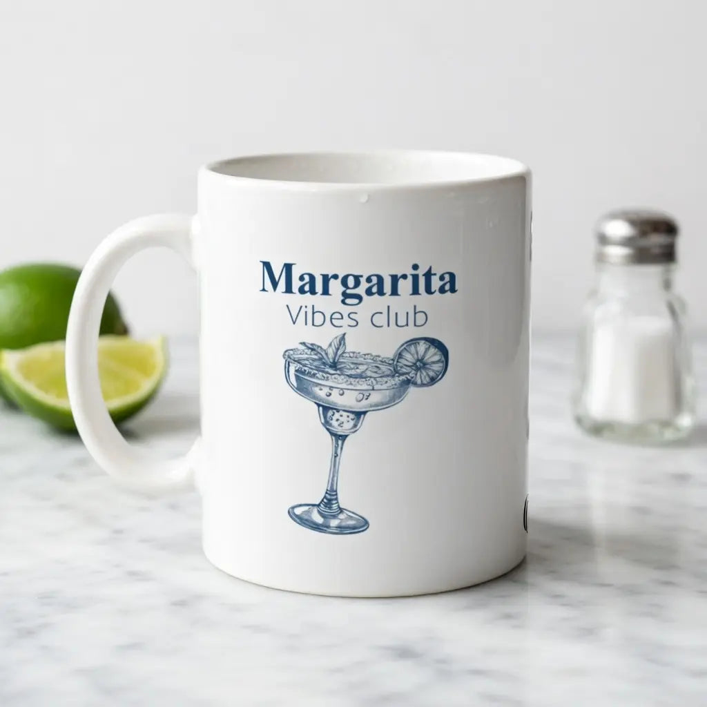 Tazza in ceramica bianca con illustrazione stilizzata del cocktail Margarita e scritta 'The Margarita', perfetta per amanti dei cocktail e come idea regalo estiva – Chic Gallery.