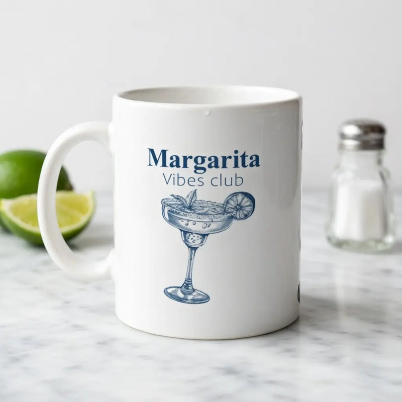 Tazza in ceramica bianca con illustrazione stilizzata del cocktail Margarita e scritta 'The Margarita', perfetta per amanti dei cocktail e come idea regalo estiva – Chic Gallery.