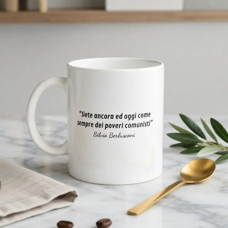 Tazza in ceramica bianca con stampa fotografica di Silvio Berlusconi, ideale come gadget ironico o idea regalo originale – Collezione Chic Gallery